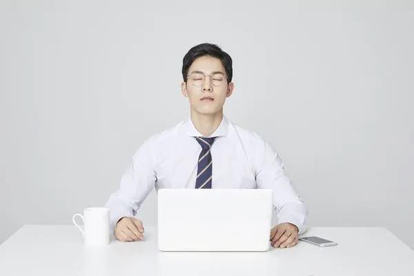 秋季眼睛干澀難受，這個護眼習(xí)慣讓眼睛水潤起來