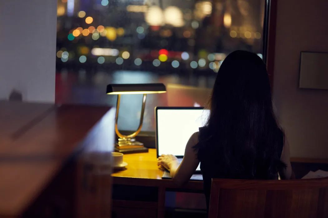 警惕！長期熬夜玩手機危害這么大！