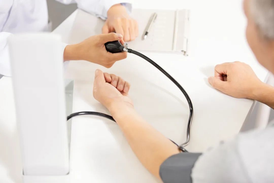 眼睛出現(xiàn)這3種癥狀，警惕高血壓來襲